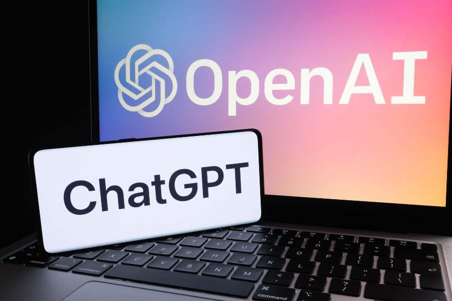 ChatGPTの文字が映し出されたPCとスマホの画面の画像